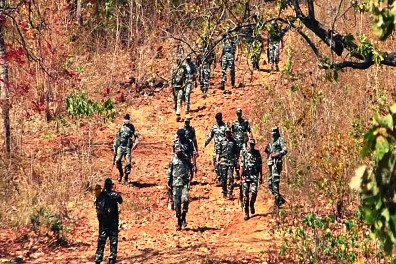 छत्तीसगढ़: बीजापुर-सुकमा सीमा पर नक्सलियों और सेना में मुठभेड़,3 जवानों की मौत,8-10 नक्सली मारे गए