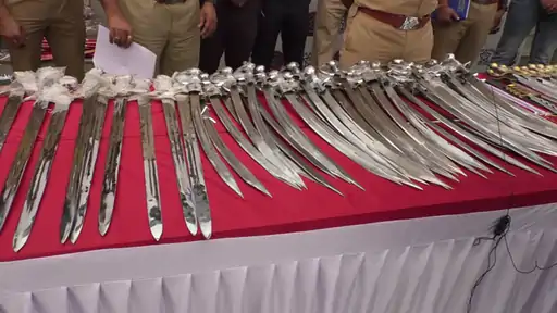 तलवारों की होम डिलीवरी, पुणे में कुरियर से भेजी गईं ९७  तलवारें।  / पायल शुक्ला 